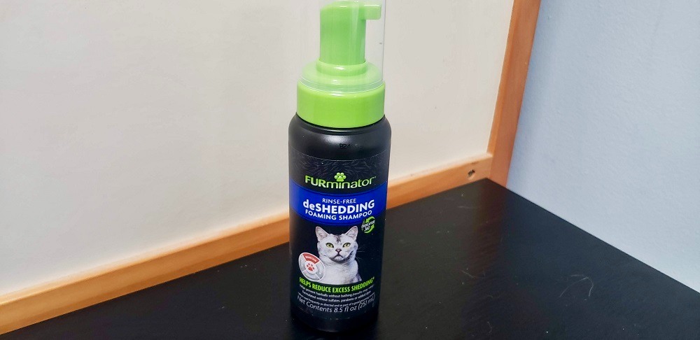 FURminator FUR deShedding Foaming Cat Shampoo