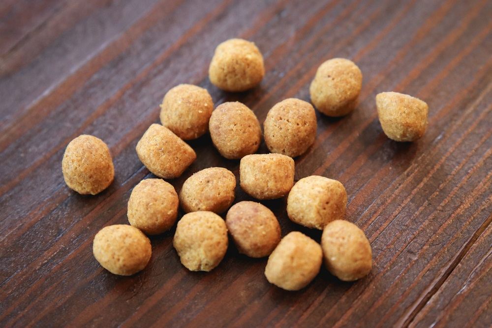 Purina DentaLife Tasty Chicken Flavor Dental Cat Treats.